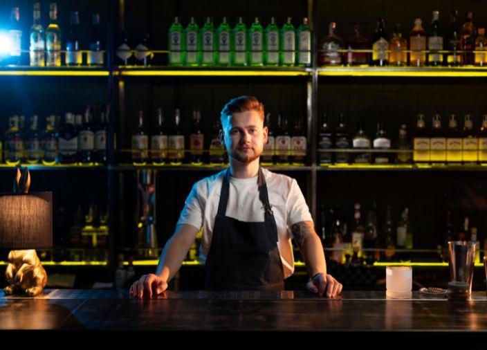 imagem de um bartender atras do balcão
