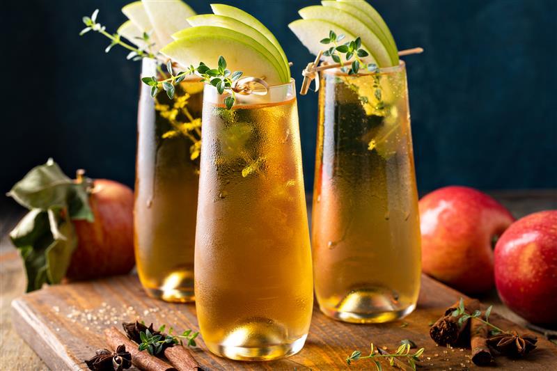 tres cócteles con garnish