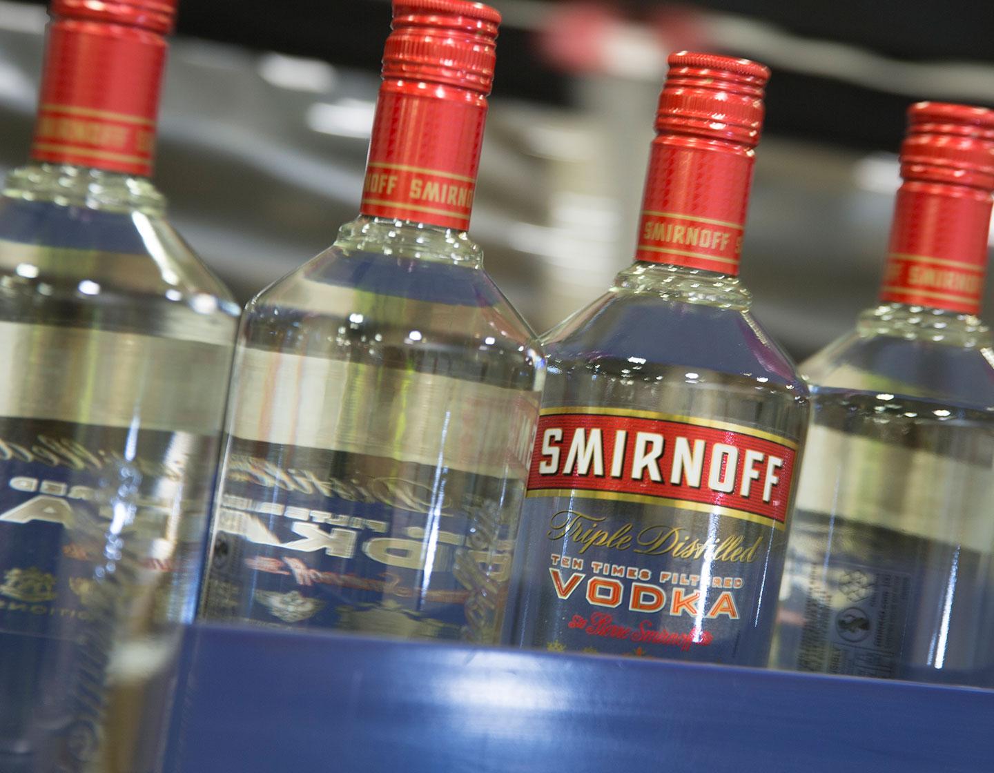 Botellas de vodka Smirnoff alineadas.
