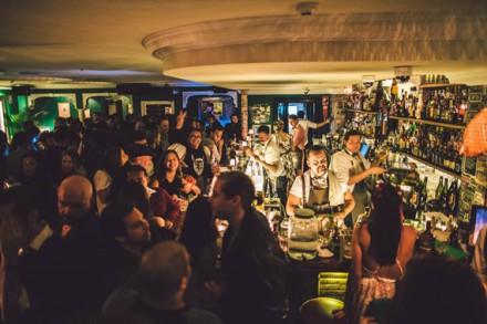 clientes reunidos en bar