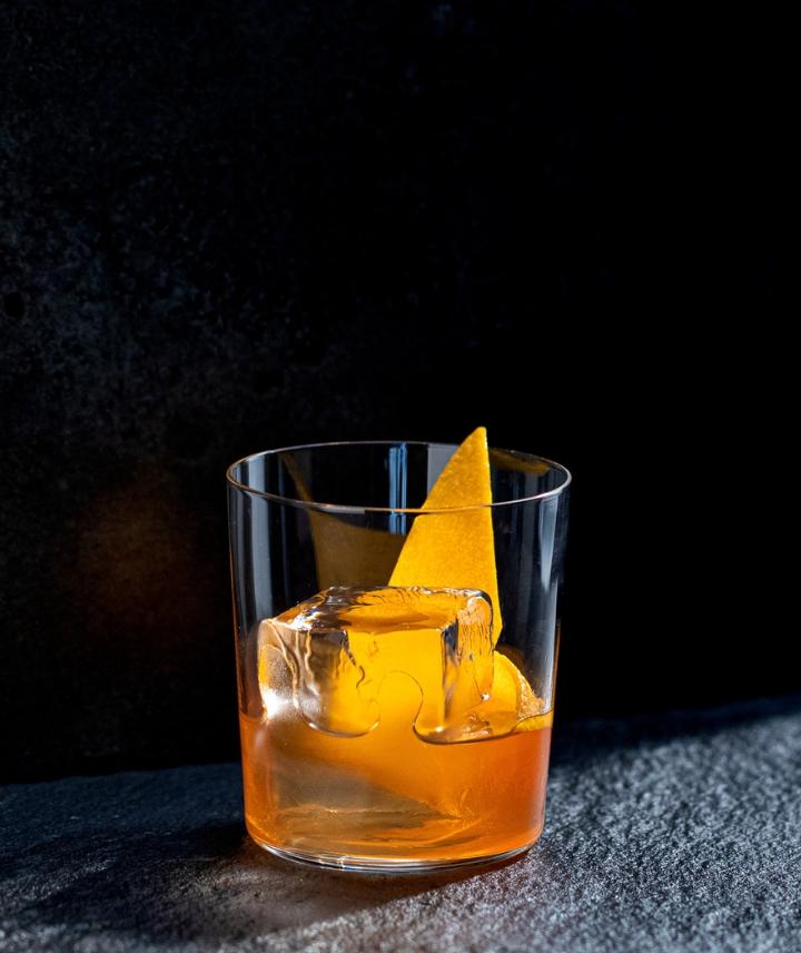 Botella junto a un vaso de whisky