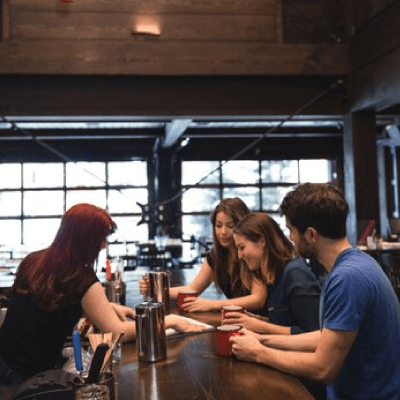 Clientes Riendo en un bar