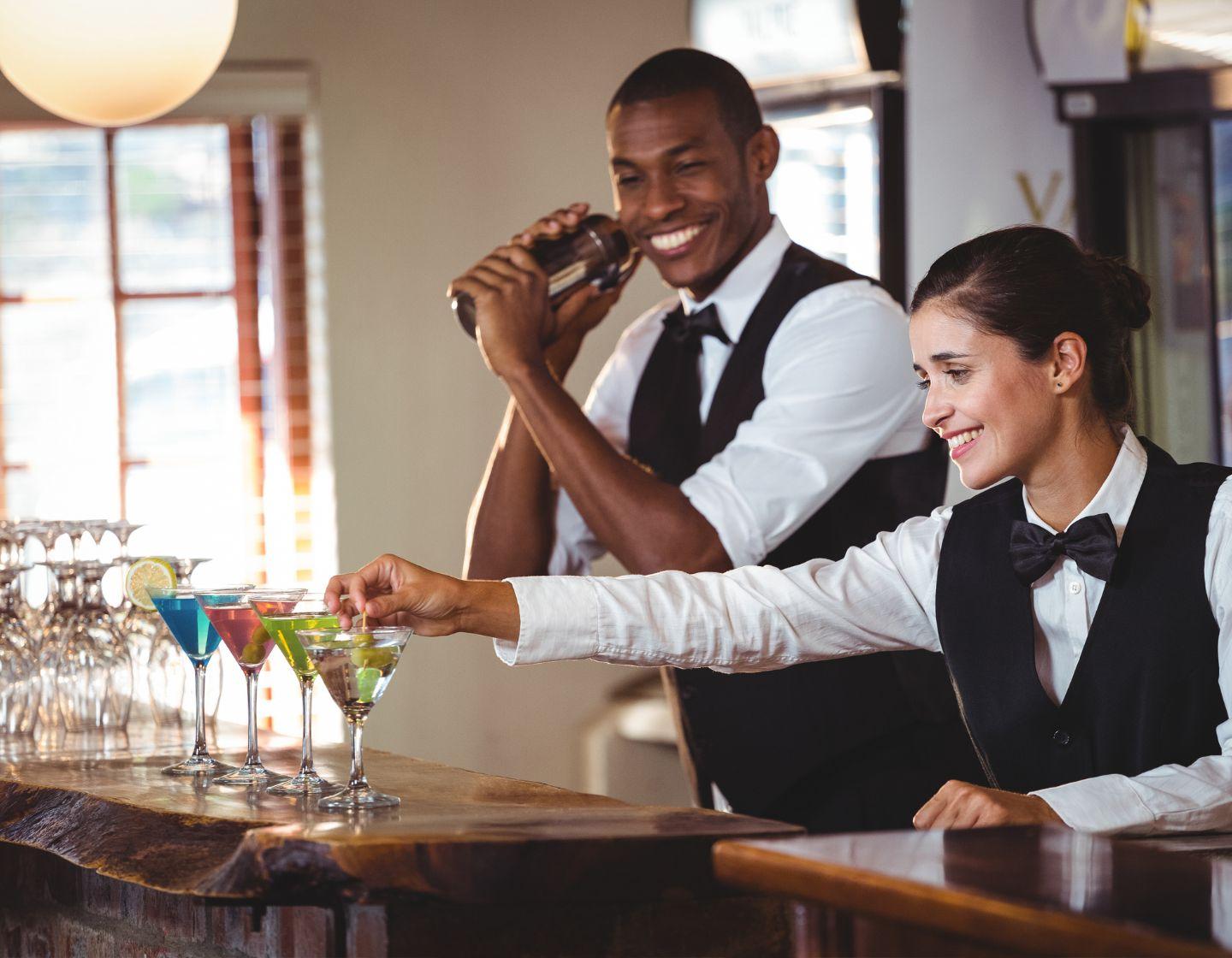 Barmaid preparando bebidas