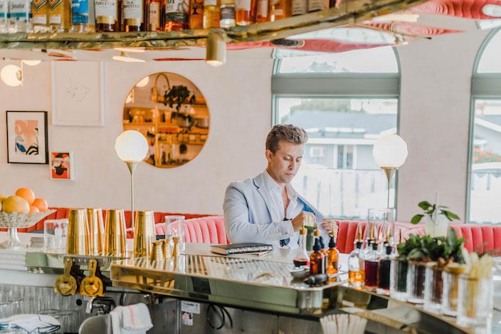 Ein Gast sitzt vor der Bar