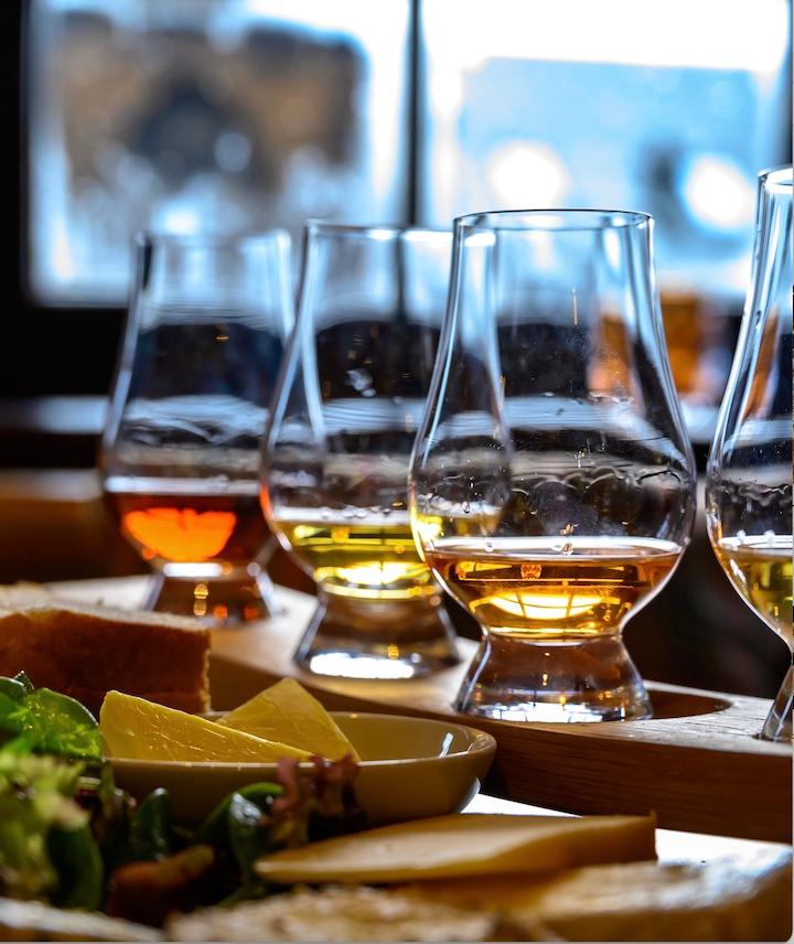 Degustación de bebidas y cena.