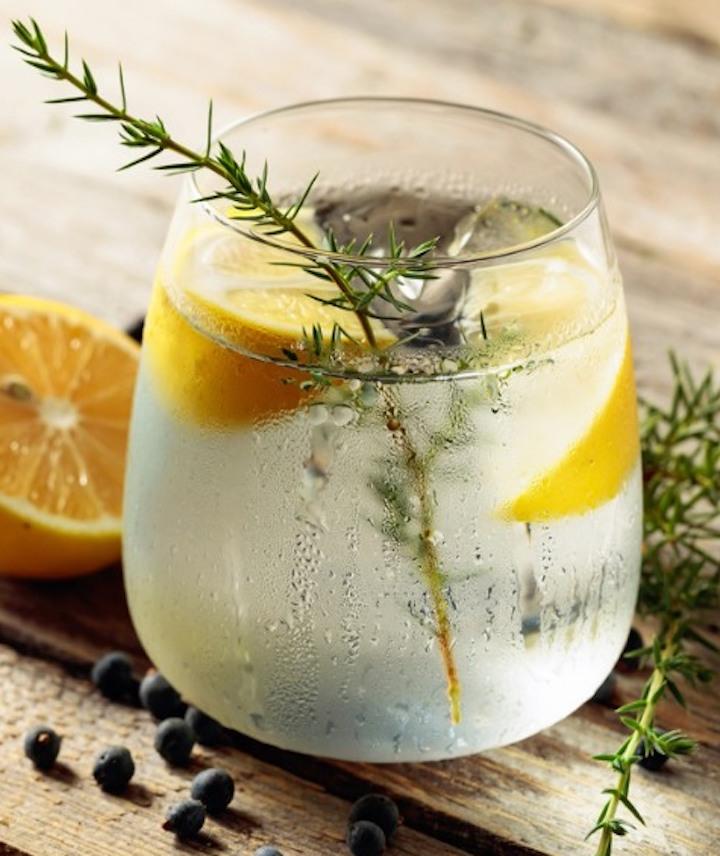 Ein Cocktail mit Garnierung