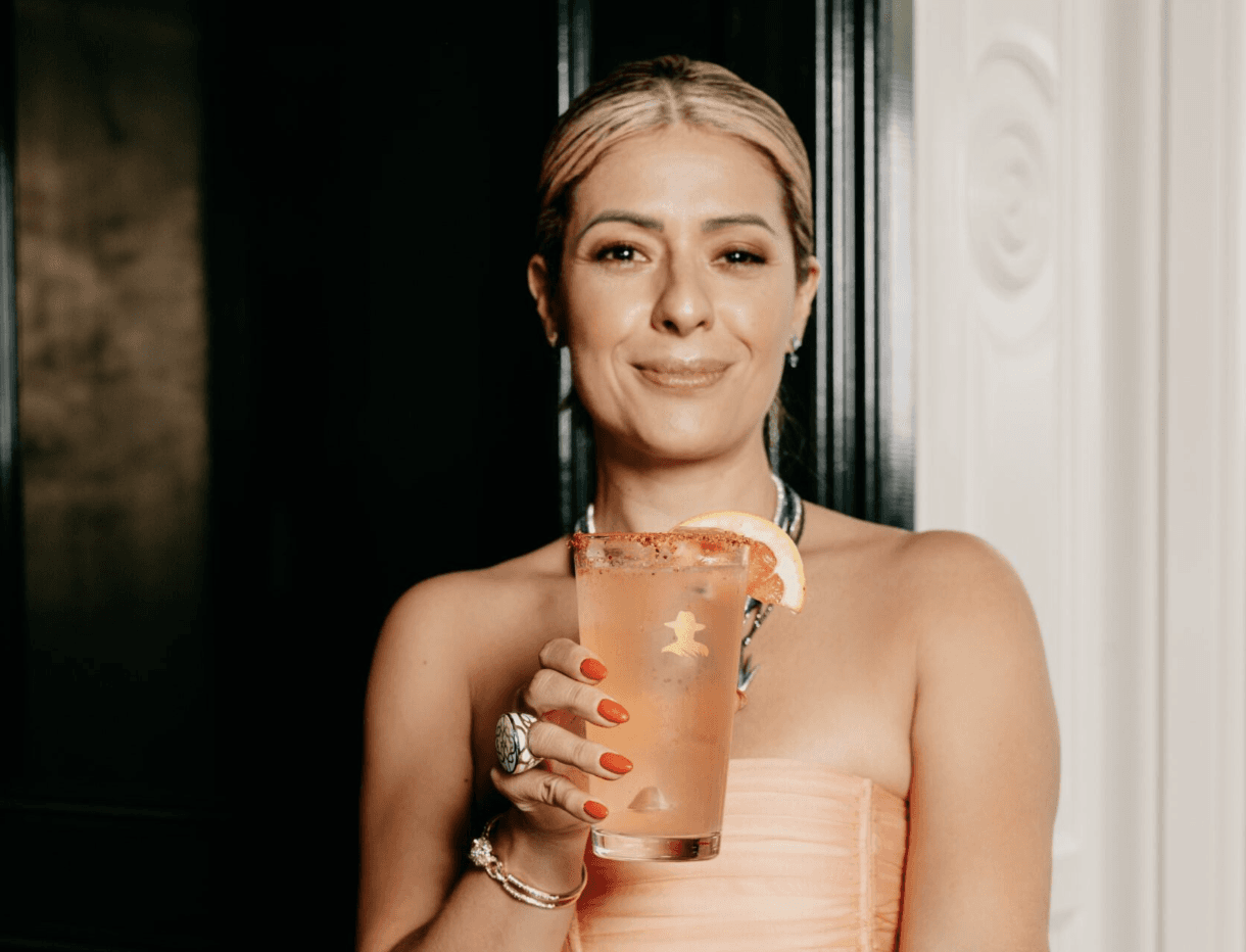Karina Sanchez con coctel de Don Julio