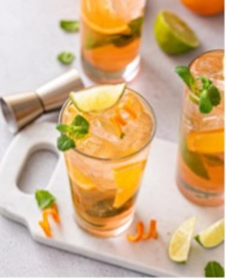 Tequila in einem Highball Glas mit Garnierung