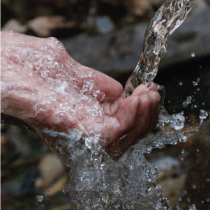 Una mano bajo un chorro de agua