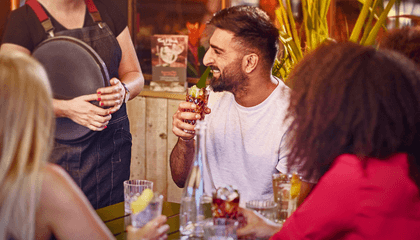 personas disfrutando en un bar