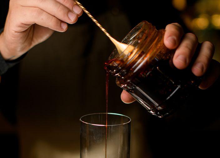 Sirope vertido en un vaso highball.
