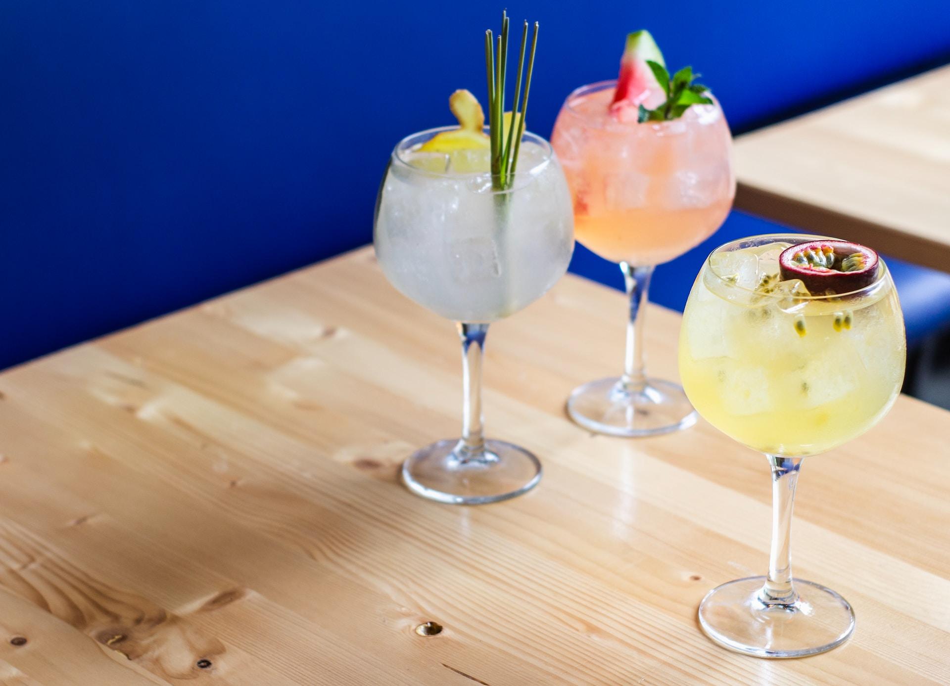 Coquetéis clássicos com gin