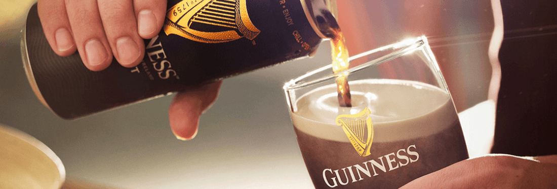 Pint de Guinness colocado em uma mesa de jardim