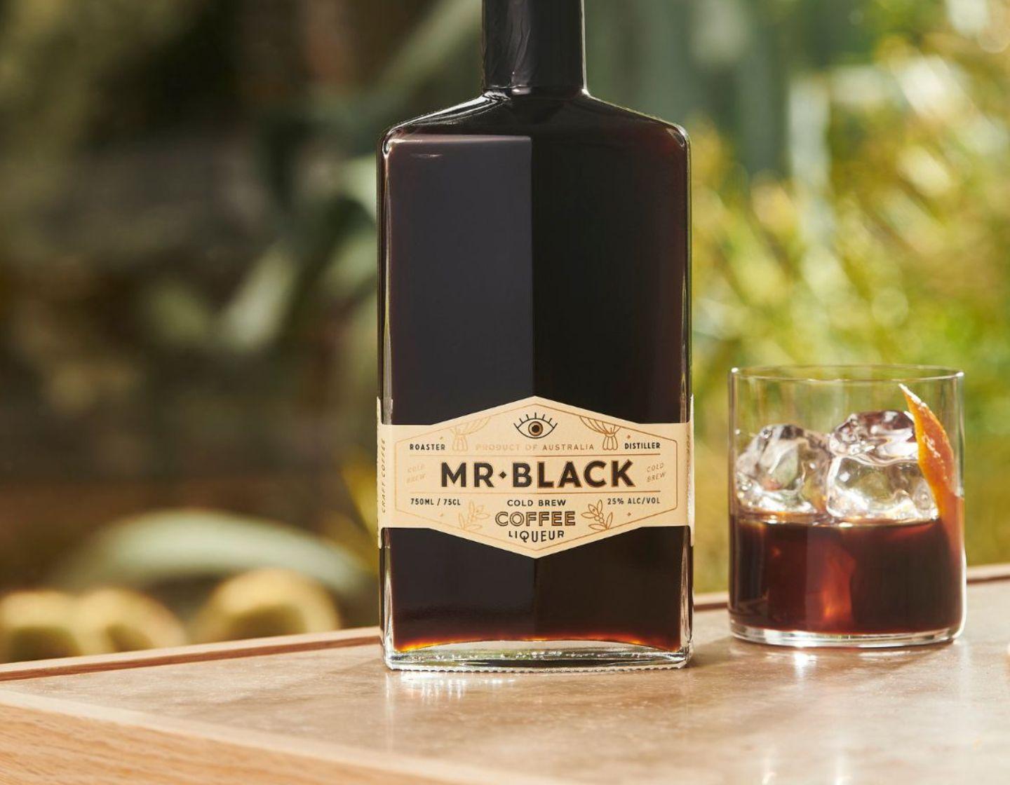 Mr Black con un cóctel