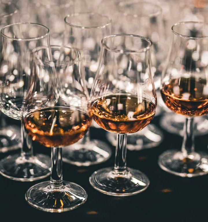 Vasos de cognac en una mesa