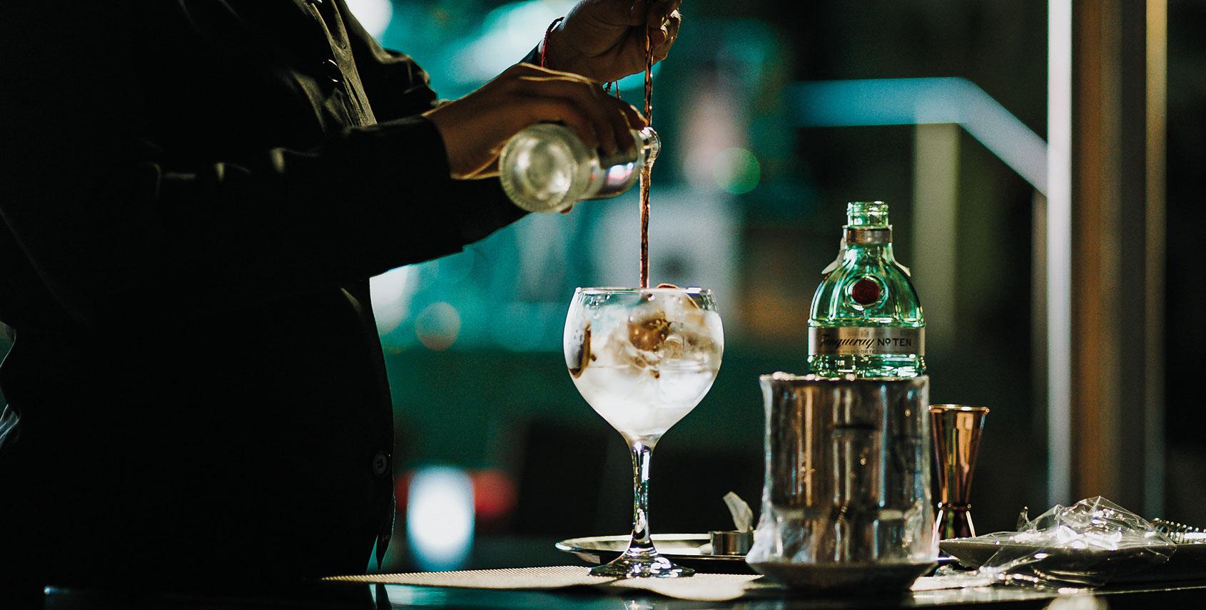 bartender preparing a perfect gin