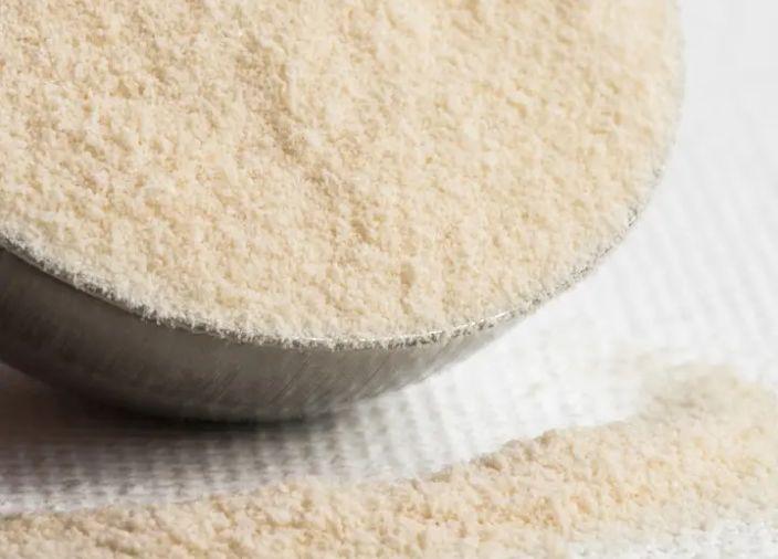 Agar agar powder in bowls 