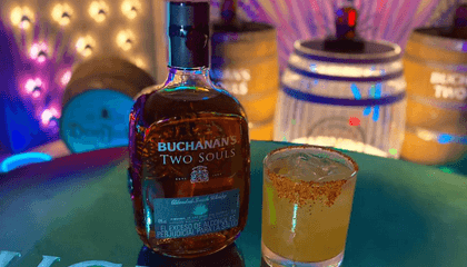 Botella de Buchanan´s TwoSouls y vaso servido al lado