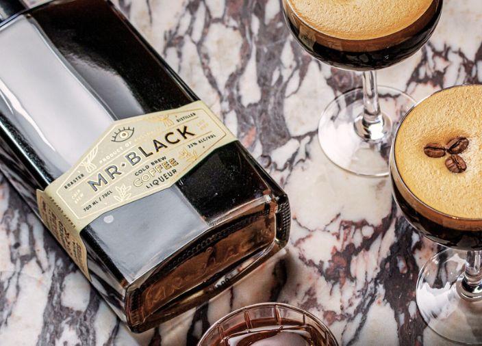Botella de Mr Black con dos martinis espresso.