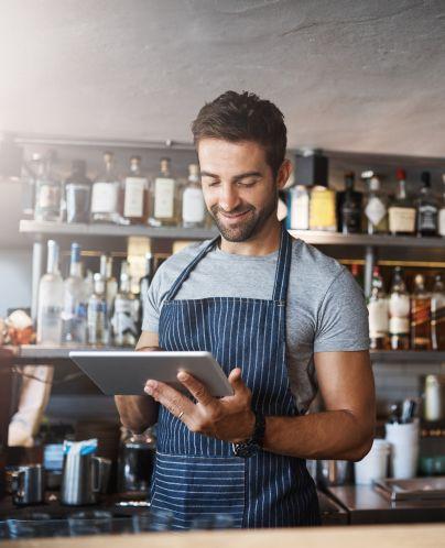 bartender contactando cliente
