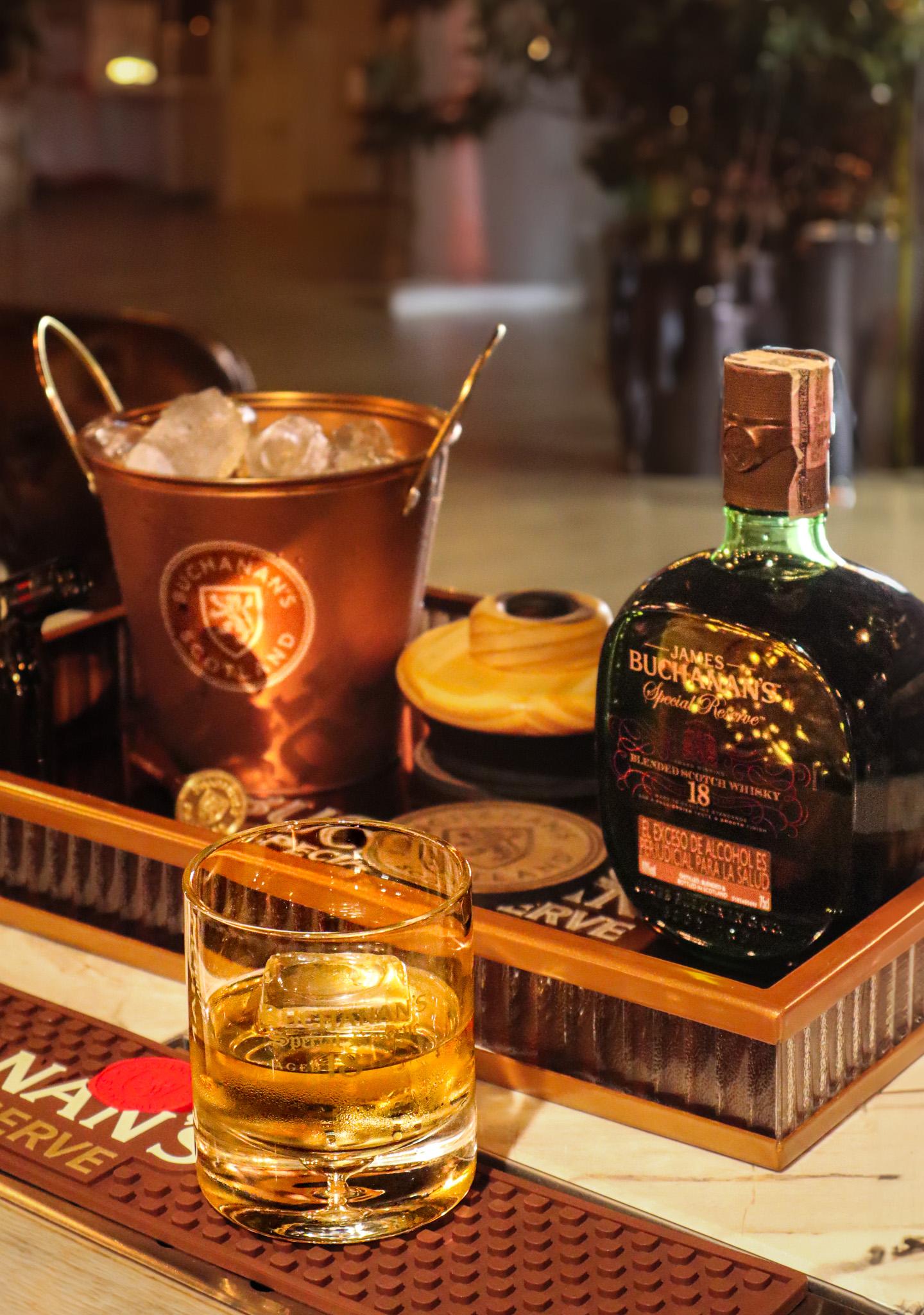 Botella Buchanans 18 con vaso y hielera