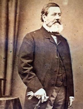 Un retrato en blanco y negro de Charles Tanqueray