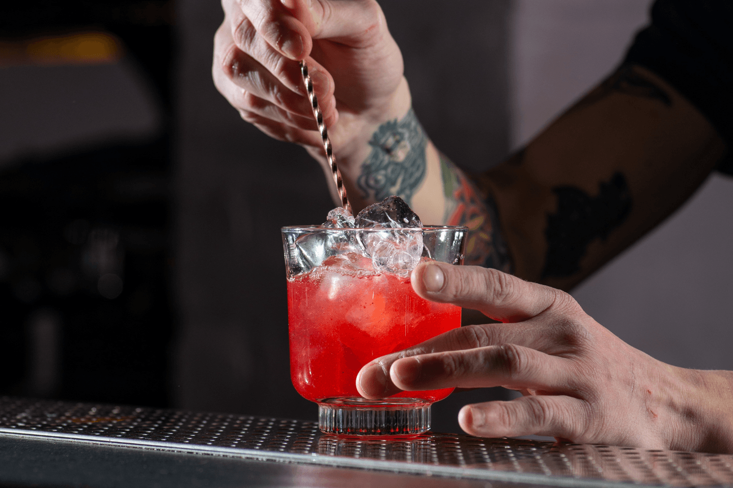 Imagem de um bartender fazendo um coquetel no bar