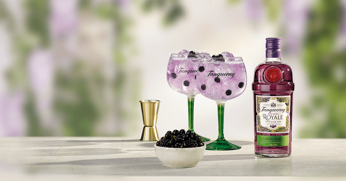 Botella Tanqueray Royale con dos copas de coctel