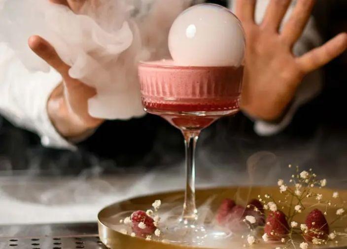Bartender con un cóctel de hielo seco