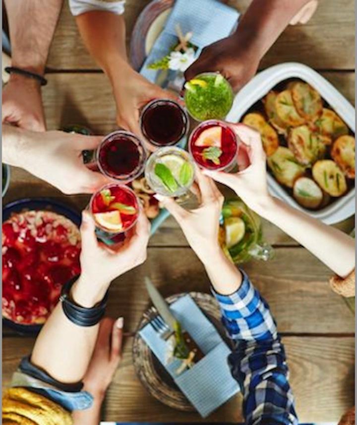 Amigos con comida y bebida