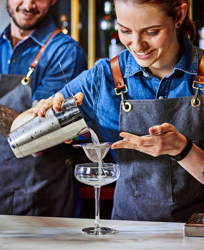 Bartenders preparando cócteles