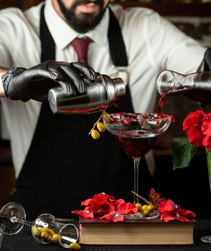 bartender fazendo um coquetél com luvas