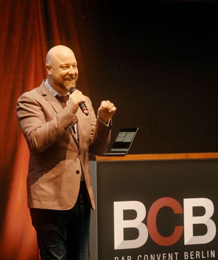 Matt Guest spricht vor einem BCB-Pult
