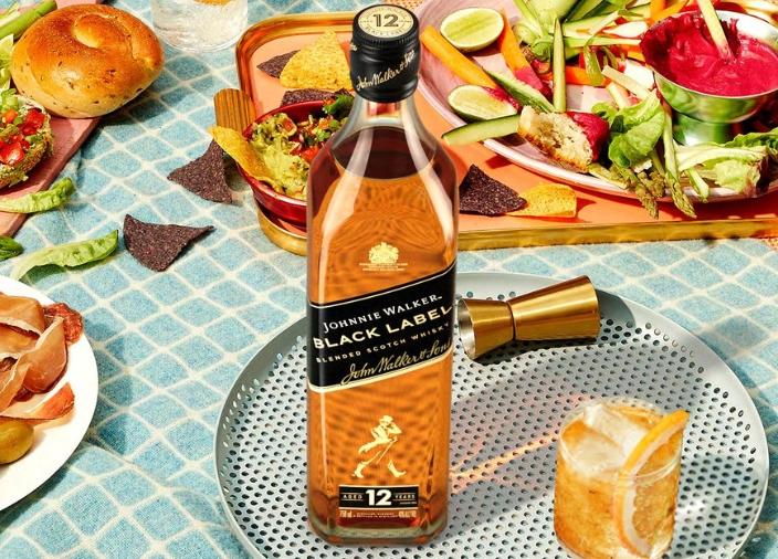 Botella de Johnnie Walker Black Label acompañada de comida