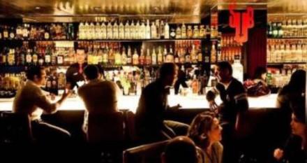 Bar lleno de clientes