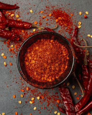 Salsa de chile, con chiles rojos alrededor