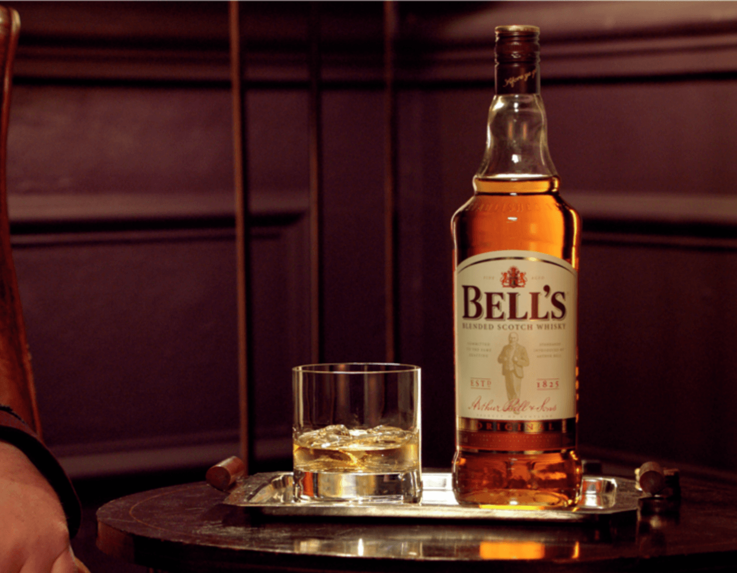 Garrafa de Bell's com um serviço.