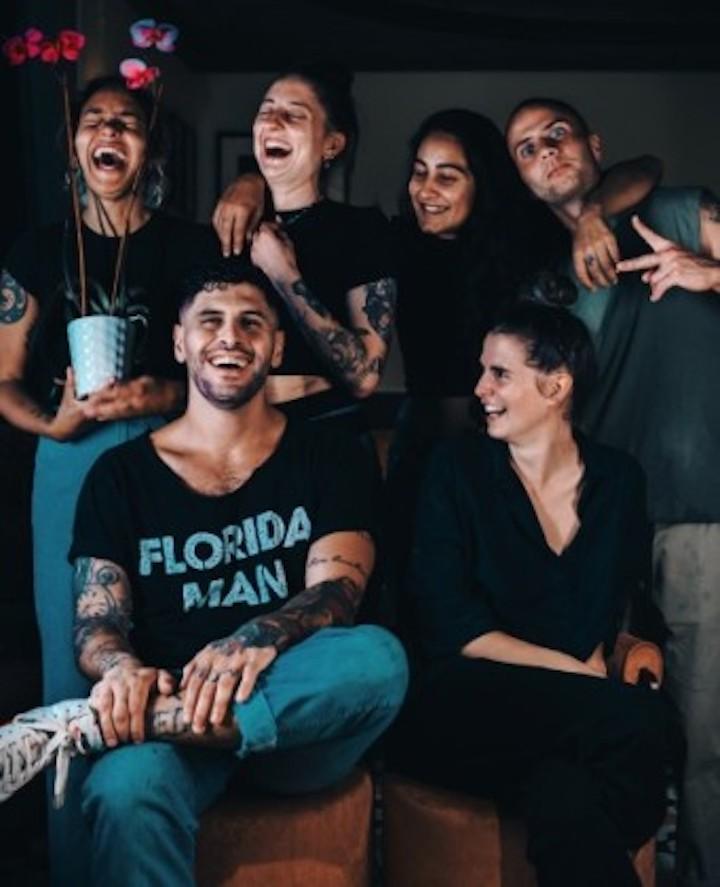 Eine Gruppe von Personen lacht