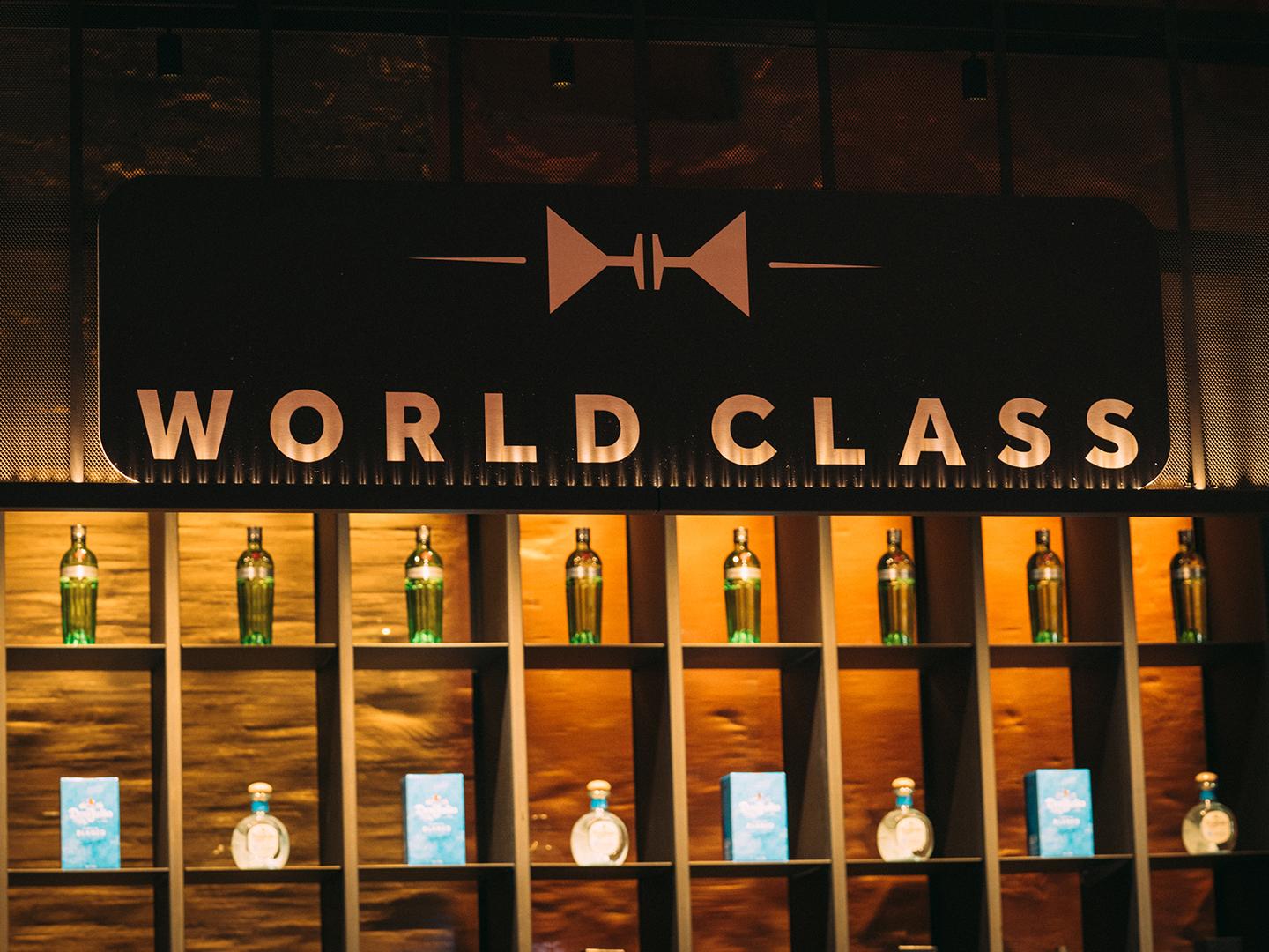 worldclass regal mit spirituosen