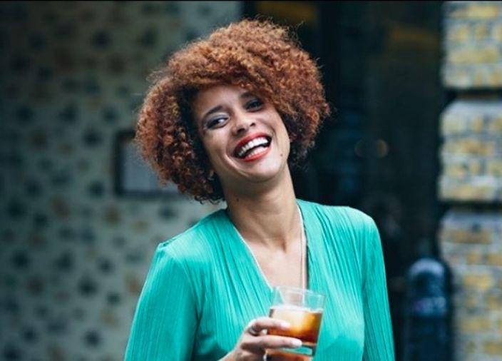 Jenna Ba, Brand Ambassador, sosteniendo un vaso de whisky con hielo