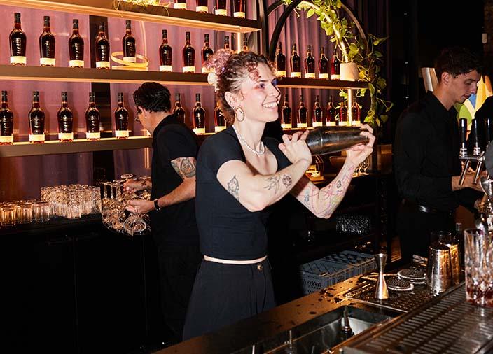 Barkeeperin mixt drink mit Zacapa