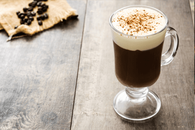 Imagem de um coquetel preparado com irish coffee 