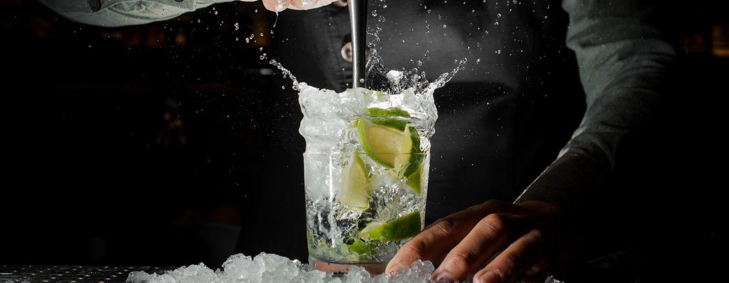 Bartender vertiendo licor en un coctel