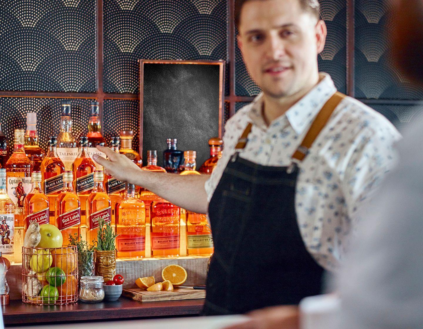 Bartender mostrando contrabarra de cerca