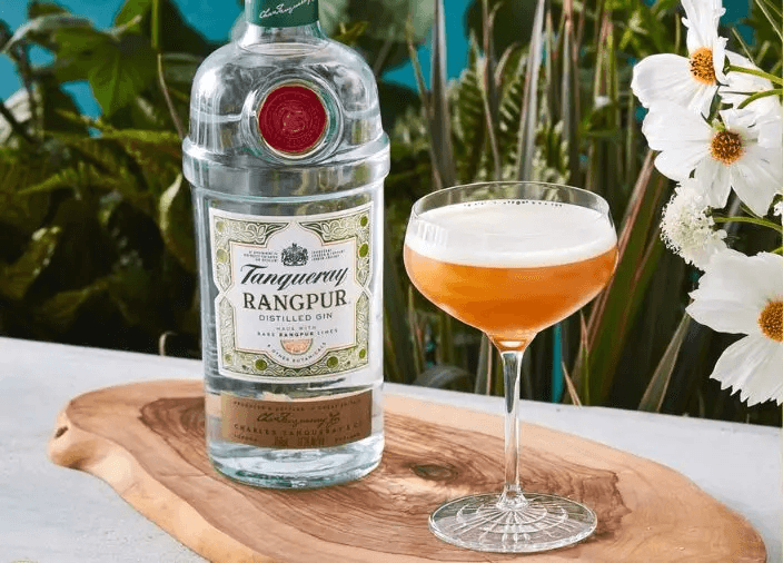 Botella de Tanqueray Rangpur junto a un cóctel 