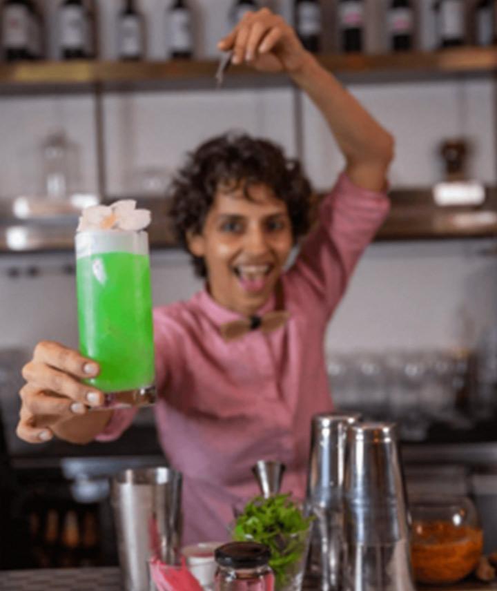 Ami Shroff mixt einen grünen Drink