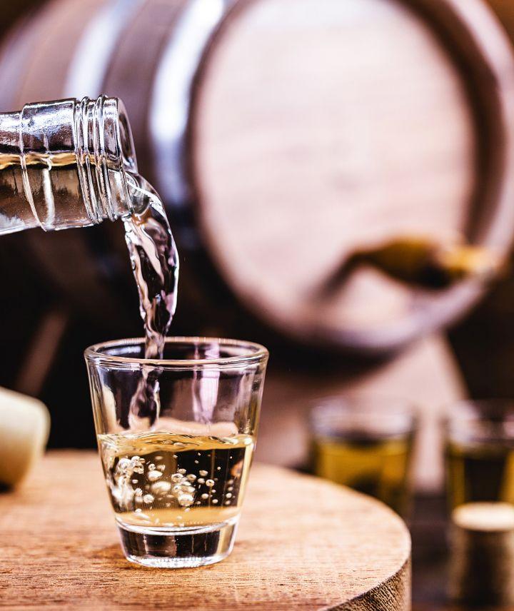 imagem de um barril com cachaça