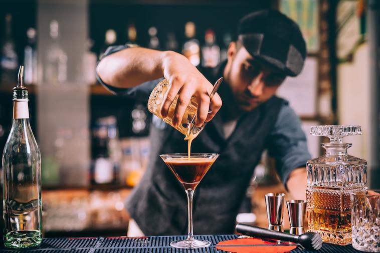 Bartender sirviendo un cóctel