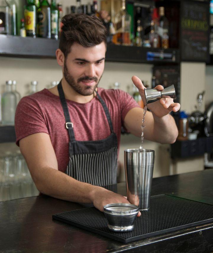 bartender fazendo um coquetél