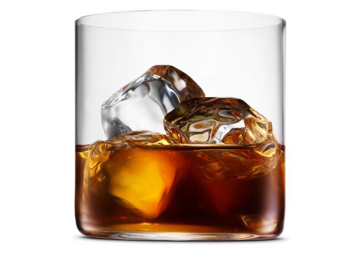 Copa de licor de café con hielo.